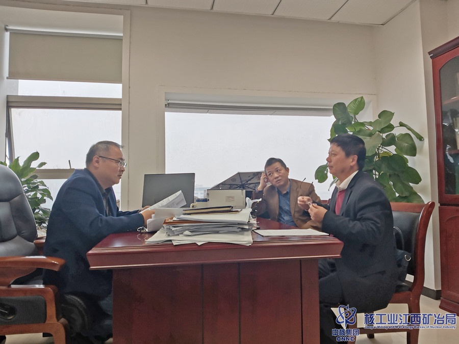 七二一社區(qū)堯德祥向撫州市國資委副主任楊小平匯報(bào)工作時(shí)的情景_副本.jpg